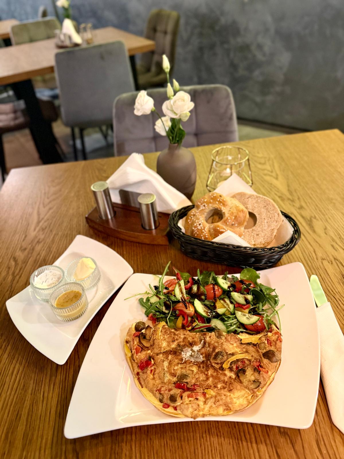 Omlet z sałatką i bajglem