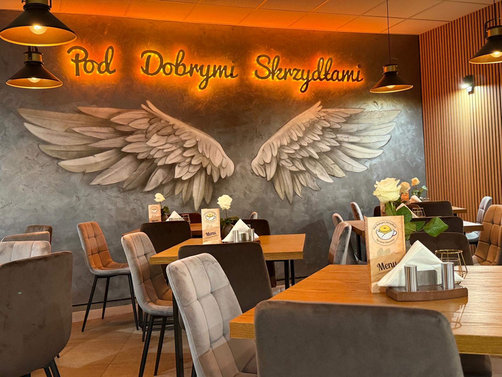 Wnętrze restauracji Pod Dobrymi Skrzydłami